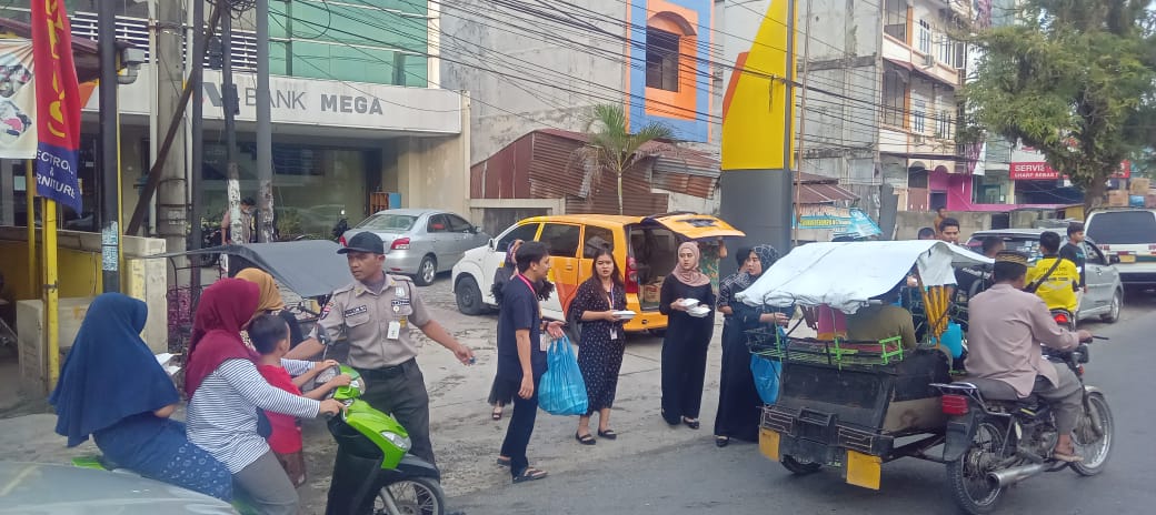 RAMADHAN PEDULI , Bank Mega Rantau Prapat Berbagi Ratusan Takjil Menjelang Berbuka Puasa